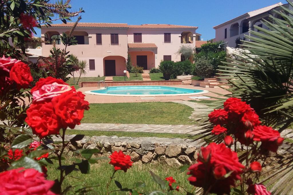 Veduta panoramica dal giardino su piscina