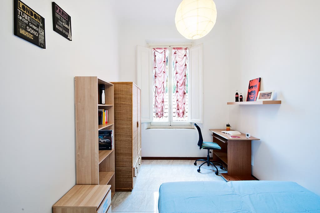 scrivania, armadio, libreria