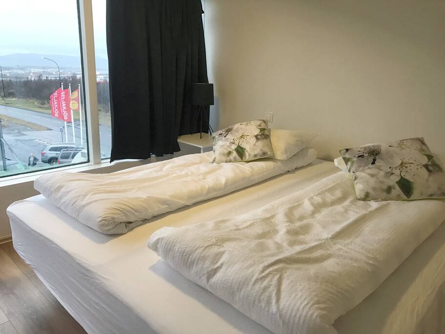 The bed room upstairs.