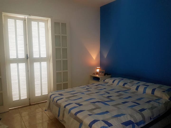 Suite 02 - Está en el segundo piso, con vistas a la calle. Cama tamaño queen + baño.