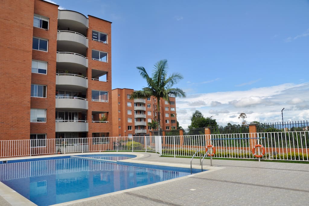 Apartamento con acceso a parqueadero, gimnasio, piscina, zona infantil, amplios jardines, salón de reuniones y cancha de squash.