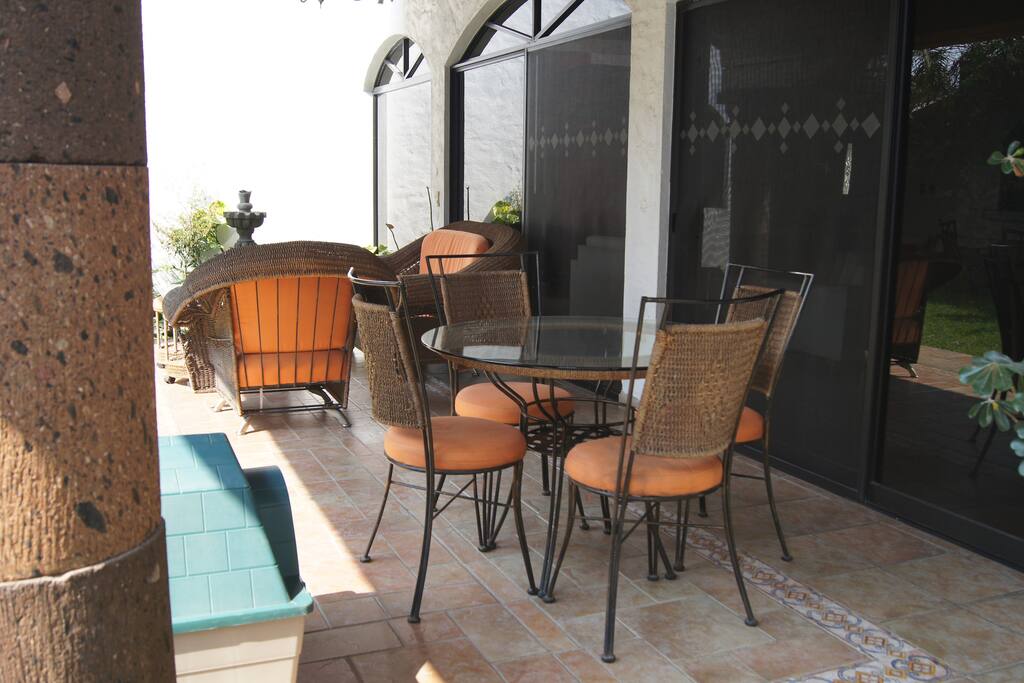 Terraza con sillones y mesa, para quienes prefieren estar más cerca de la naturaleza