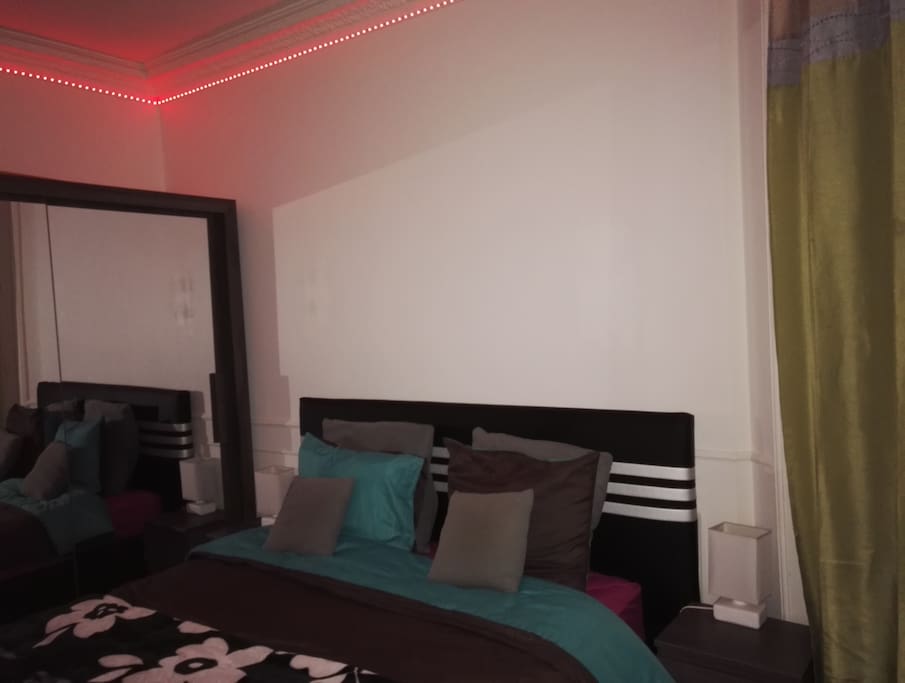 Chambre avec grand lit et éclairage personnalisable (choix parmi 44 couleurs et intensités)