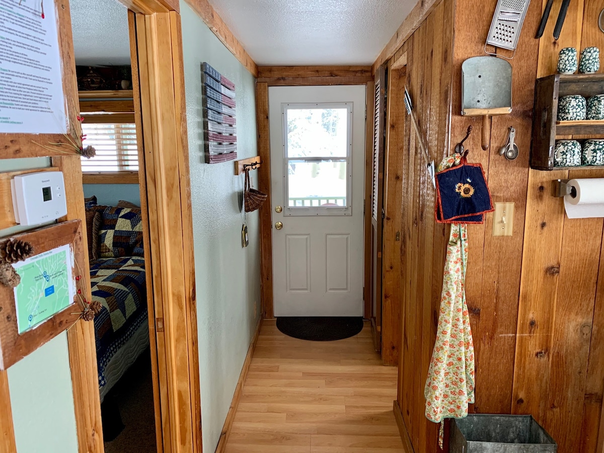 Mlango wa staha ya nyuma. Chumba kikuu cha kulala upande wa kushoto na bafu upande wa kulia.