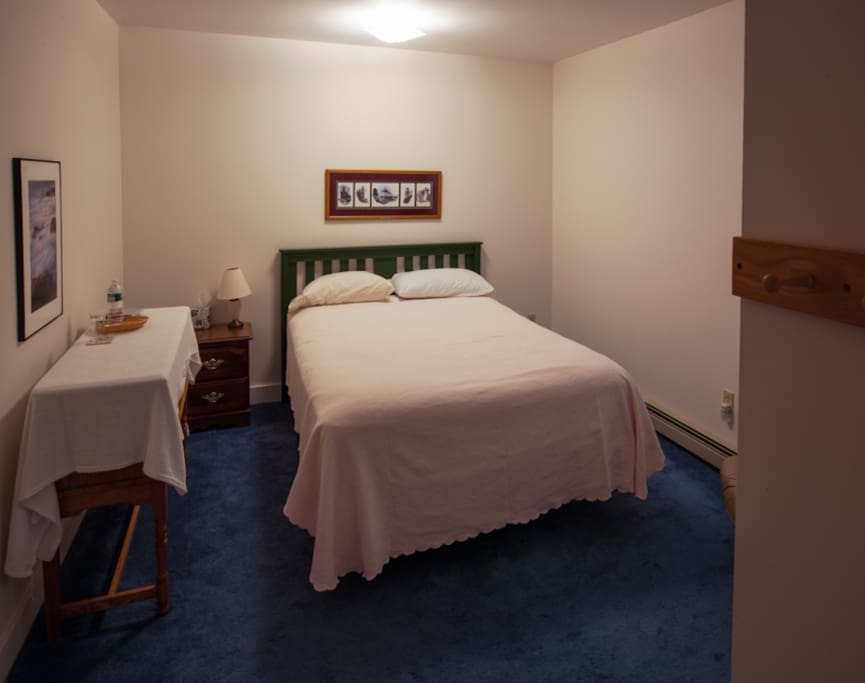Queen bed, closet, table
