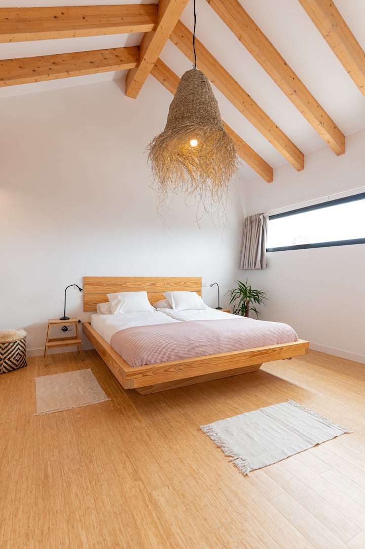 Gran espacio en el dormitorio principal 

Iluminación, ventilación y tranquilidad  

Cama doble 180ml x 200ml

Alta gama de colchones, máximo confort