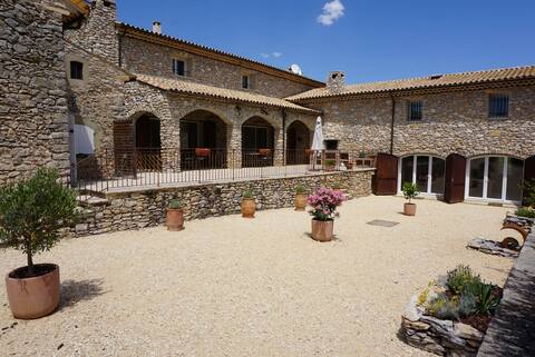 Provençal country house with tennis court and pool