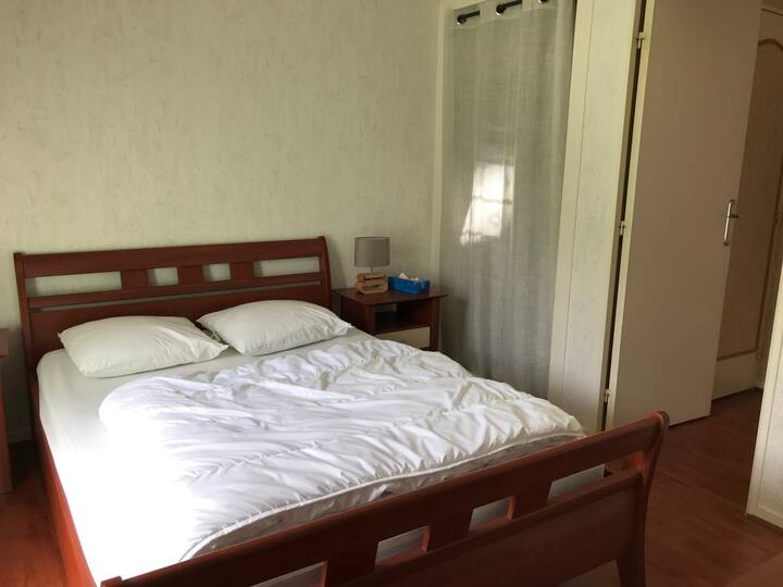 Kitanda cha sentimita 140x190 kilicho na duveti na meza za kando ya kitanda
mito miwili sentimita 63x63
Kabati la kujipambia na kuhifadhi