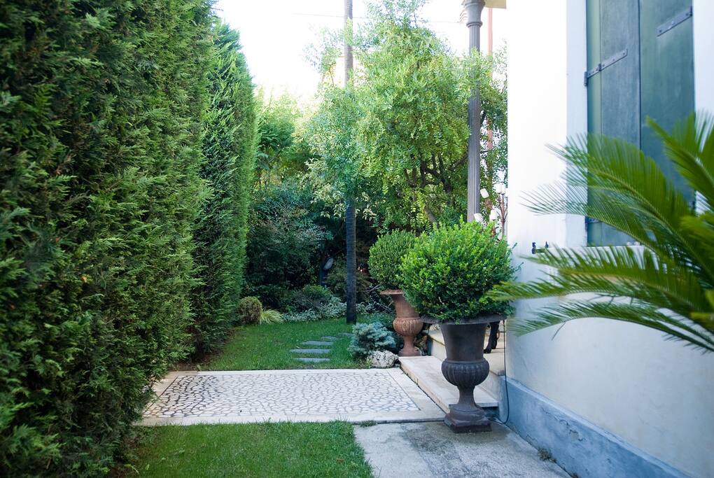 SPAZIOSO GIARDINO CON MAGNIFICO VERDE