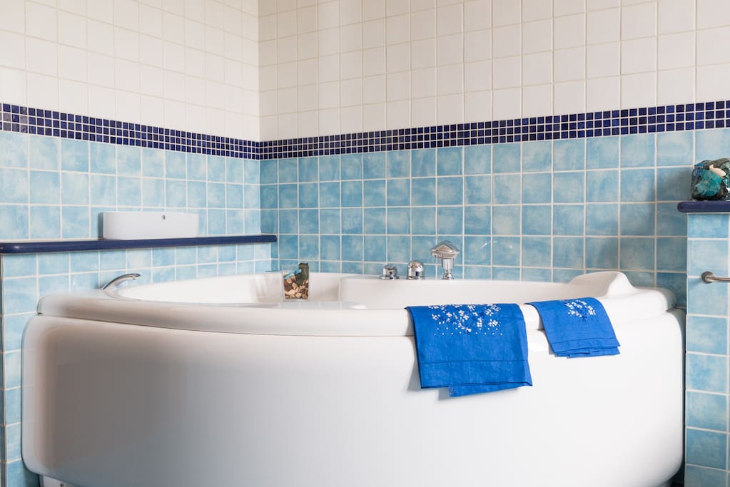 Ampio bagno con vasca angolare