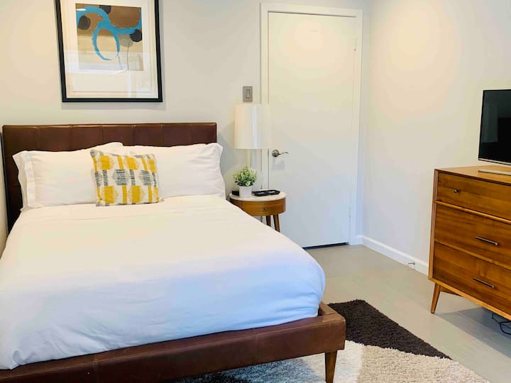 Quarto de hóspedes com vista para a piscina e cortinas blackout