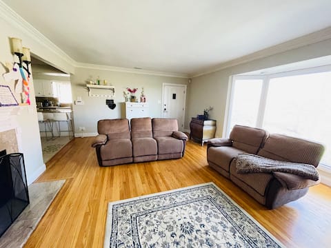 Lively huge 5 bedroom with romantic backyard