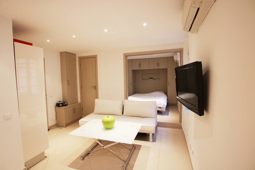 Chambre avec la porte ouverte