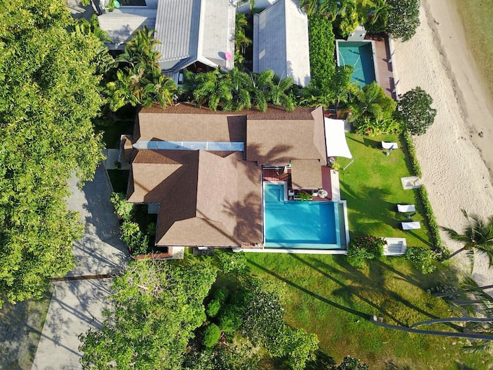 Luxury villa with infinity pool by the beach