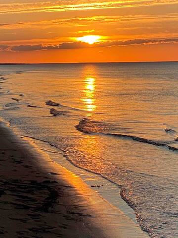 Lisa’s seaside chalet w/hot tub Aboiteau beach,NB gallery image 2
