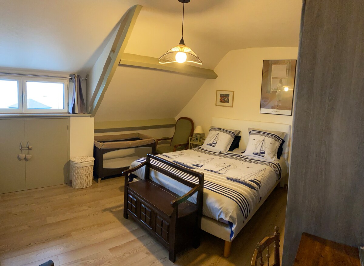 Habitación en el lado del mar, por lo tanto, con magníficas vistas al mar.
1 Cama de 160 cm: 2x80.
4 almohadas: 2 rectangulares y 2 cuadrados. 
Hay 1 cuna disponible y se puede colocar en cualquier habitación.