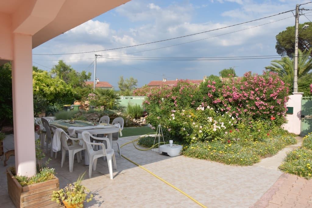 terrasse donnant sur un petit basin