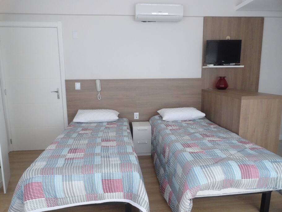 Opção de duas camas de solteiro ou uma cama de casal.