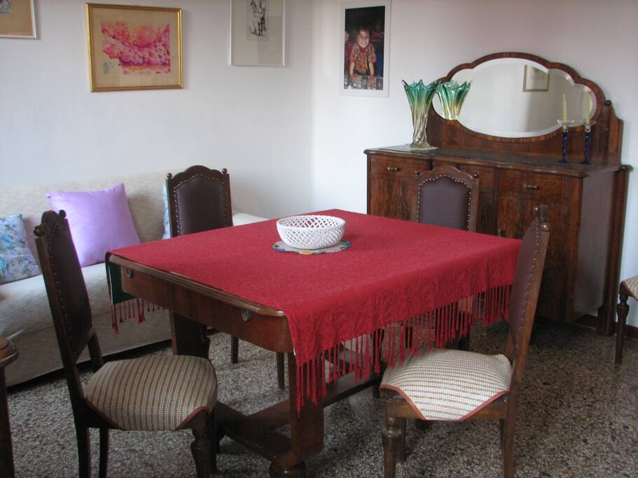 Tinello con mobili antichi in legno.