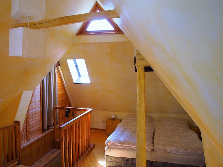 Pogled u spavaću sobu (zovemo je „sunčana soba” zbog veličanstvenog svjetla ujutro i navečer)