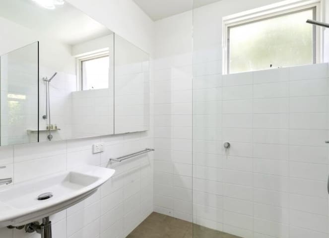 Beautiful central Lorne home. gallery image 2