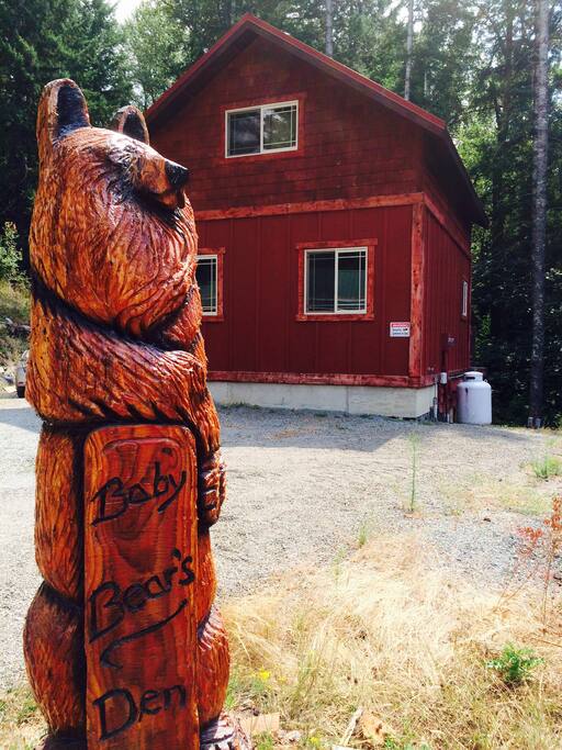 Front of the cabin with "Baby Bear" welcoming you!