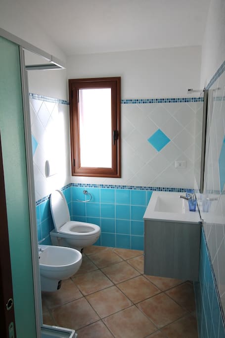 helles gut ausgestattetes Badezimmer