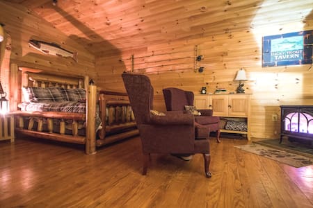 Cozy Wooded Cabin/private hot tub/fireplace/river