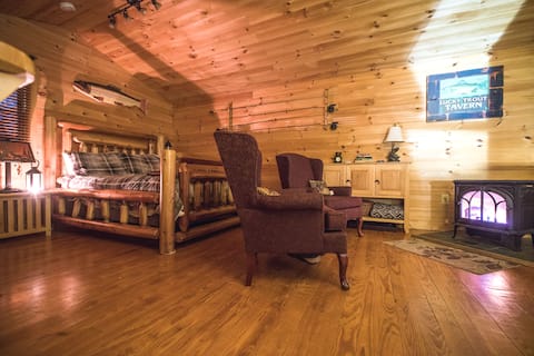 Cozy Wooded Cabin/private hot tub/fireplace/river