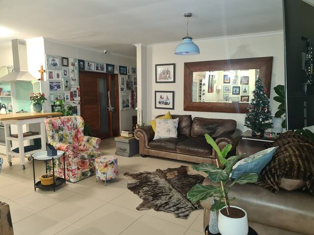 3 bedroom house with mountain views gallery image 2