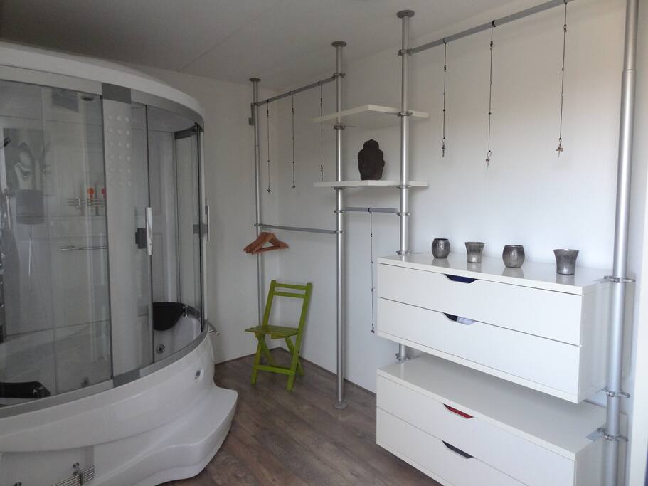 Shower & jacuzzi