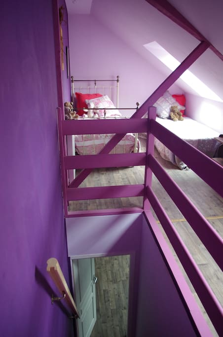 Accès par un escalier meunier à la chambre des enfants. 2 lits de 90 et un lit parc pour les petits.