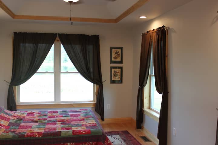 Dhomë gjumi mjeshtërore, në suitën Cardinal, me pamje nga liqeni dhe oborri, si dhe perde privatësie.