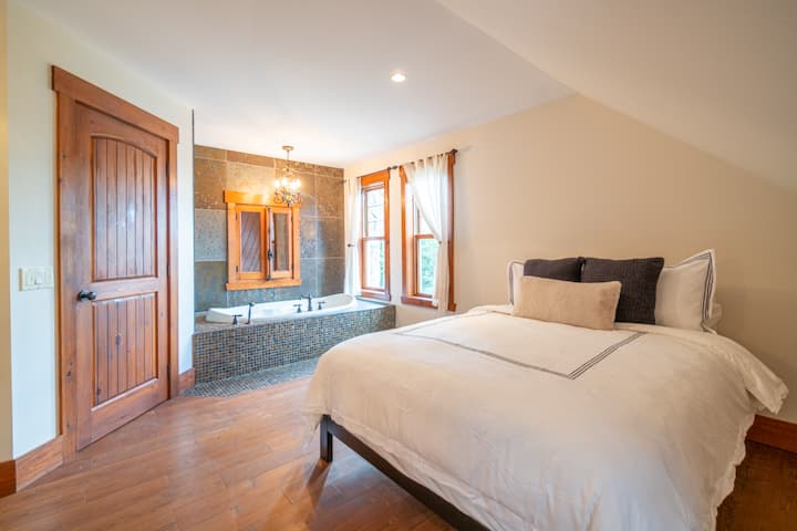 a bath at the back of the room. Good hot bath before going to bed! 