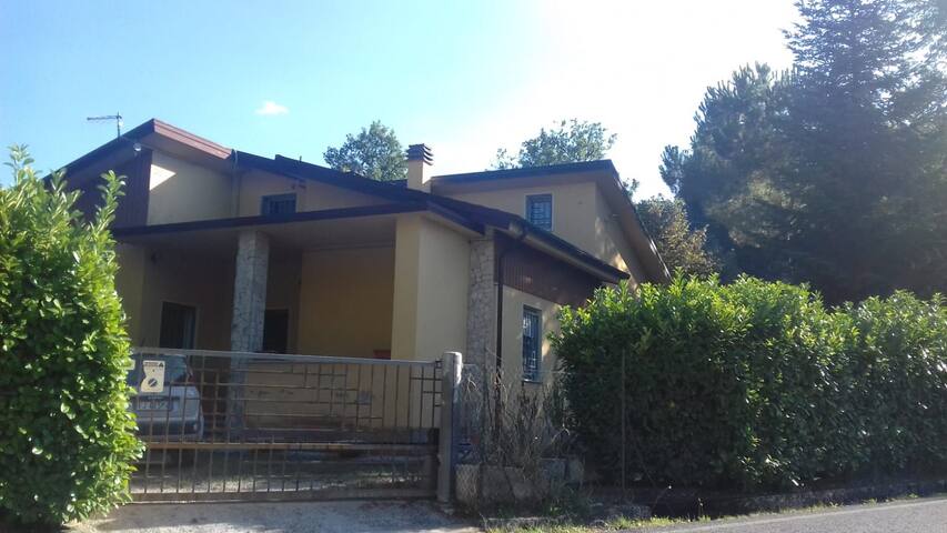 Villa con giardino  immersa nel verde