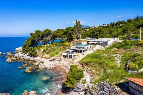 Villa with swimming pool and private beach (# 1)