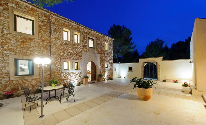 Villa Pins, una villa con encato gallery image 2