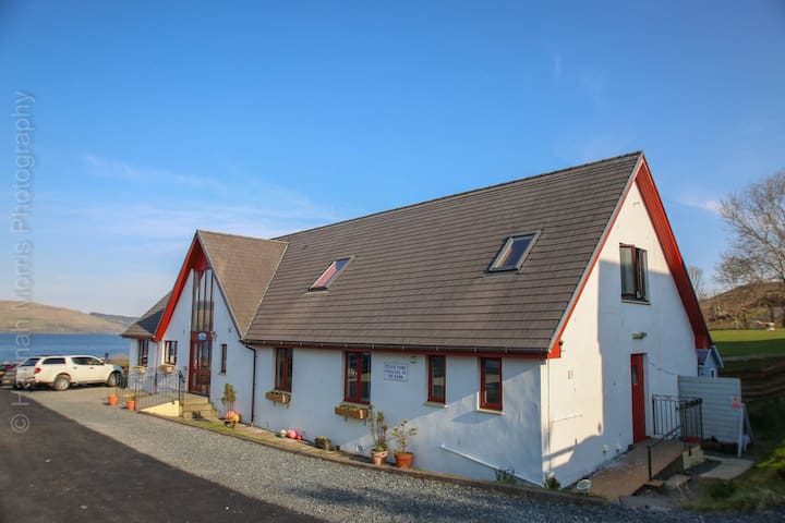 Small Twin Room sleeps 2 - Shared toilets/showers