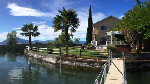 Luxurious 3000sq ft Lakefront Home on Point!