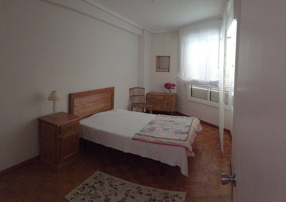 Habitación con cama de Matrimonio, con posibilidad de añadir otra y armario empotrado. Exterior con mucha luz.