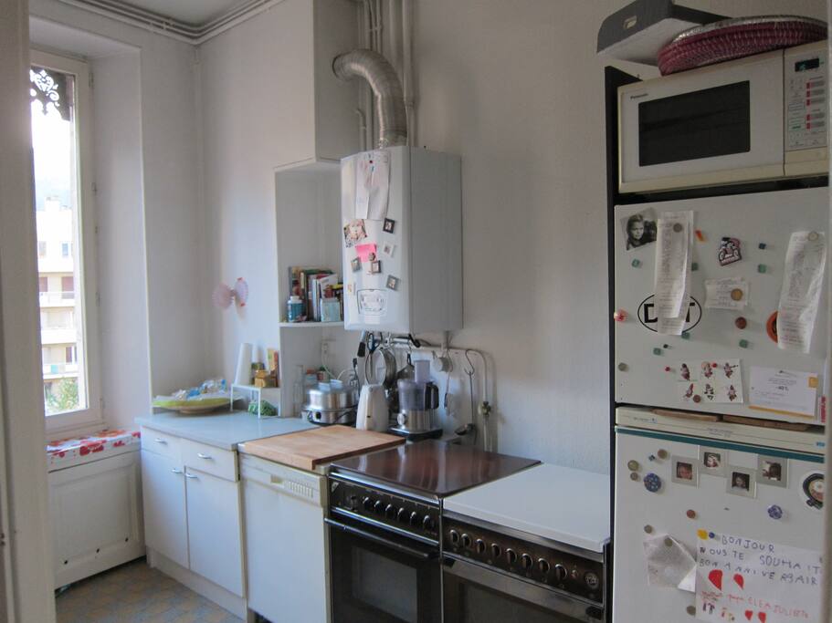 Cuisine avec lave-vaisselle, 2(!) fours et des plaques de cuisson, un cuiseur vapeur, un robot, une bouilloire électrique, un micro onde et ensemble congel/frigo.