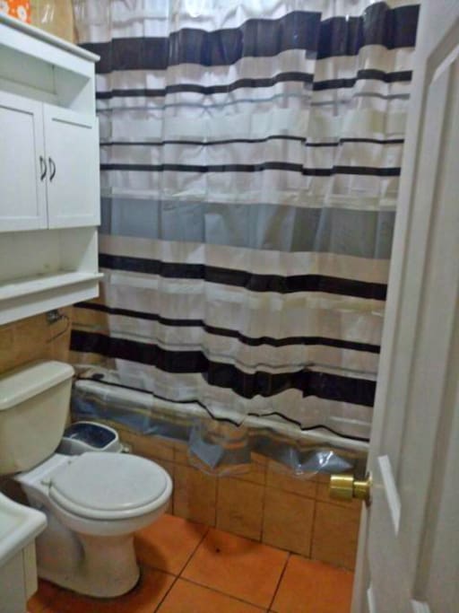 Baño de la habitación principal con tina y agua caliente.