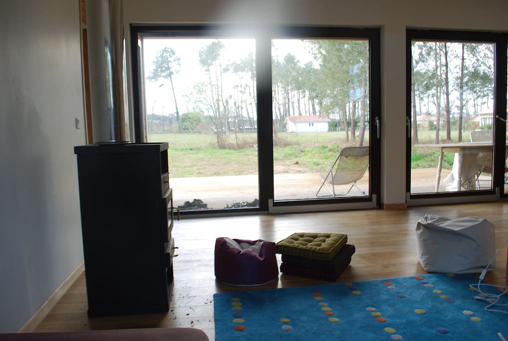 Le salon donne sur une grande terrasse et sur le jardin de 3000 M2