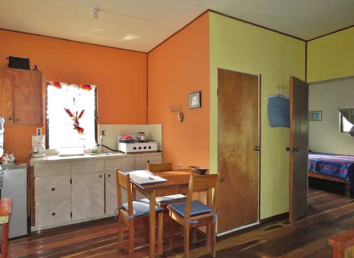 Mo's Cozy Casa w/ veranda & access to dock Houses for Rent in Caye