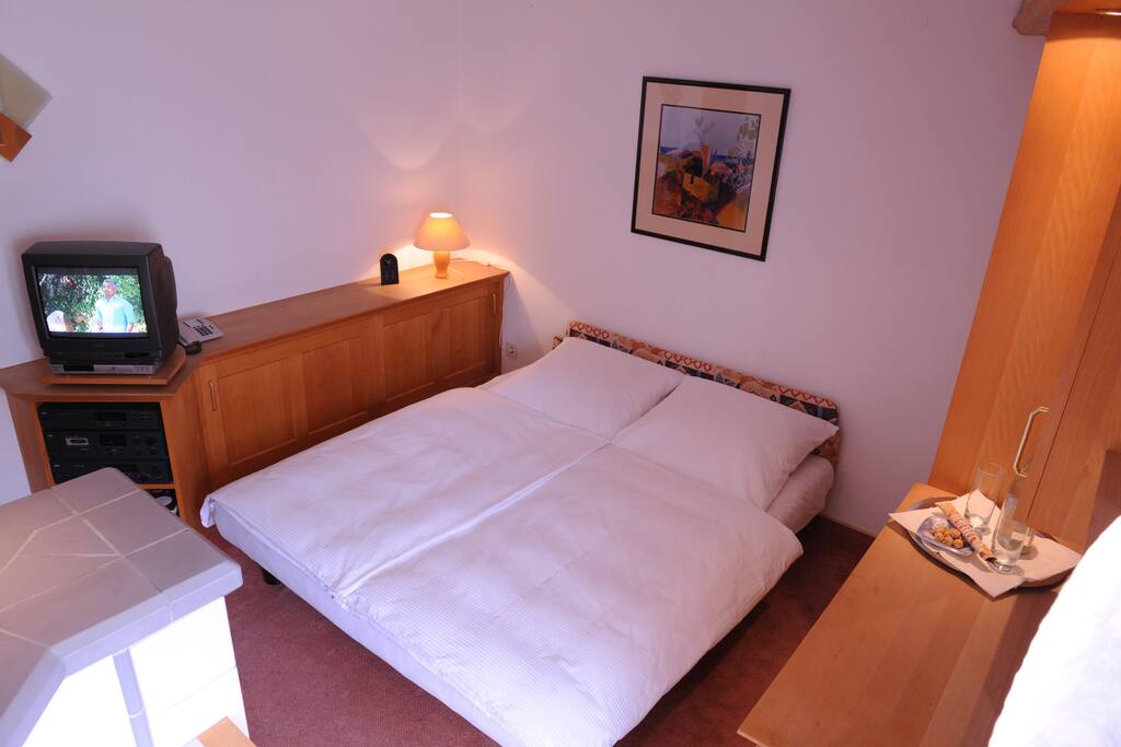 Bett 160x200cm und Vollholzmöbel.