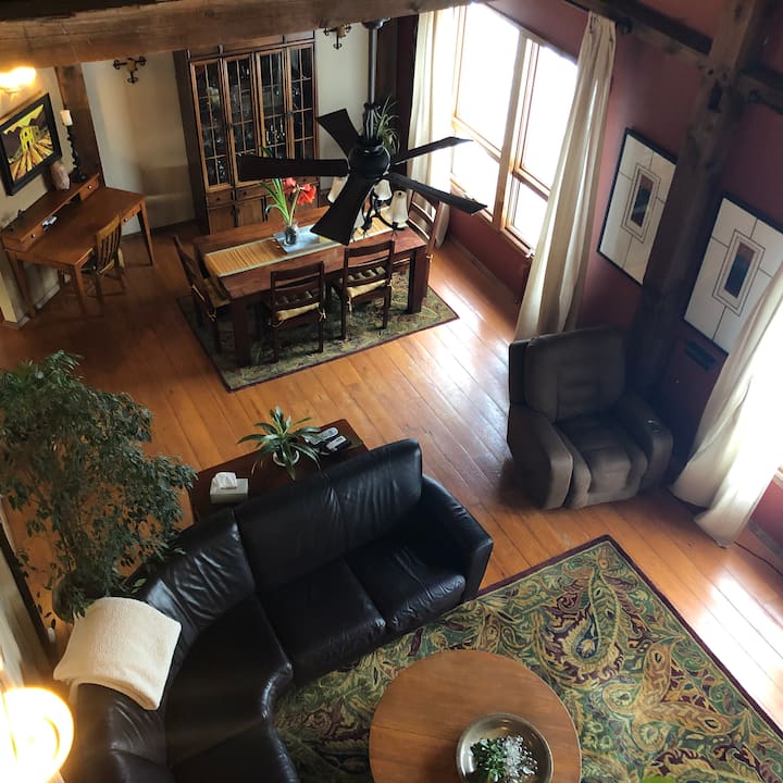 Una vista de la sala de estar/comedor desde el piso superior. Hermoso espacio con una vista maravillosa del estanque.