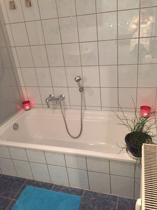 Badezimmer linke Seite mit Badewanne und getrennter Dusche