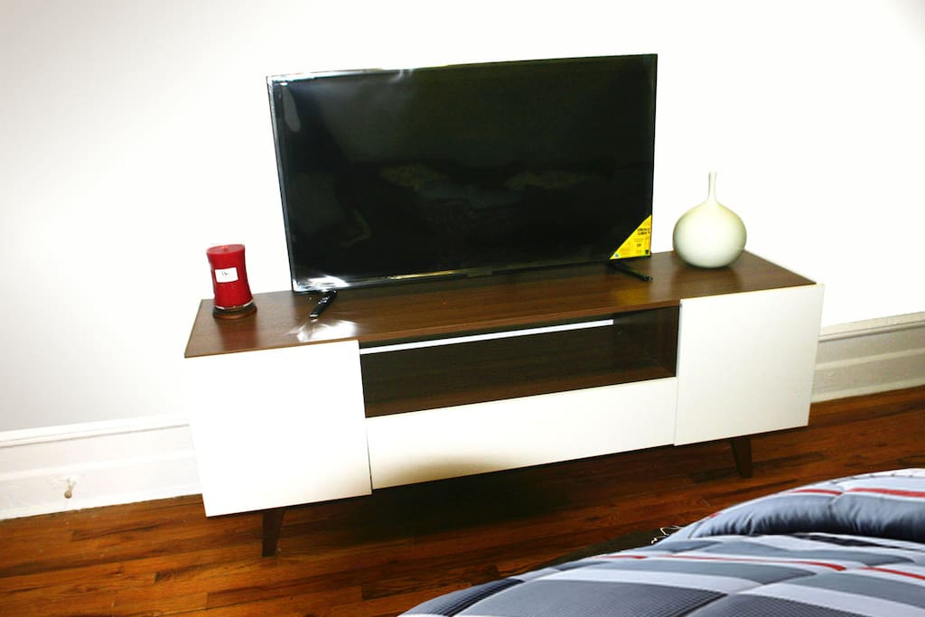 GORGEOUS BEDROOM SIDEBOARD TABLE WITH 40" TV