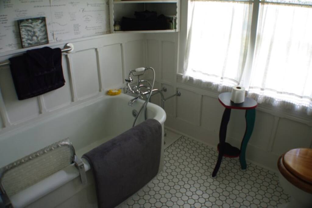 Shared bathroom with Garden Room and Barrister Room