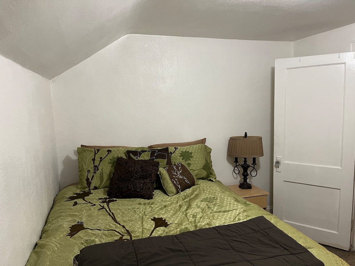 Udoban bračni krevet (160x200). 